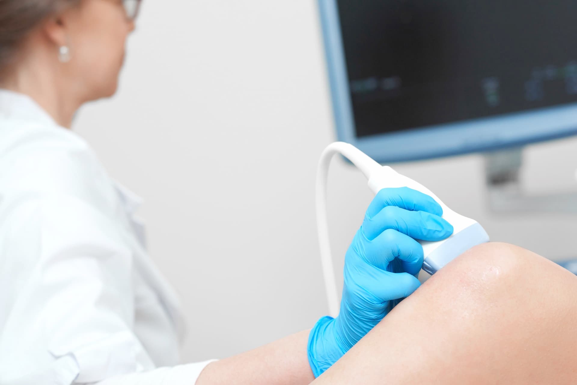 Ultrasound-guided knee assessment in a sterile clinical setting
